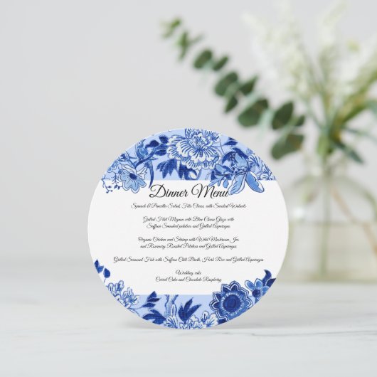 Aziatisch geïnspireerd hemelsblauw bloemig dinerme kaart (Staand voorkant)