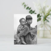 Aziatisch meisje dat kind op haar rug draagt (1908 briefkaart (Staand voorkant)