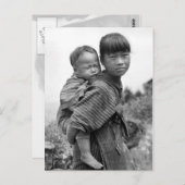 Aziatisch meisje dat kind op haar rug draagt (1908 briefkaart (Voorkant / Achterkant)