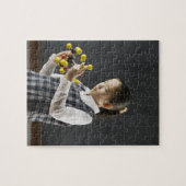 Aziatisch meisje dat naar molecuulmodel kijkt legpuzzel (Horizontaal)