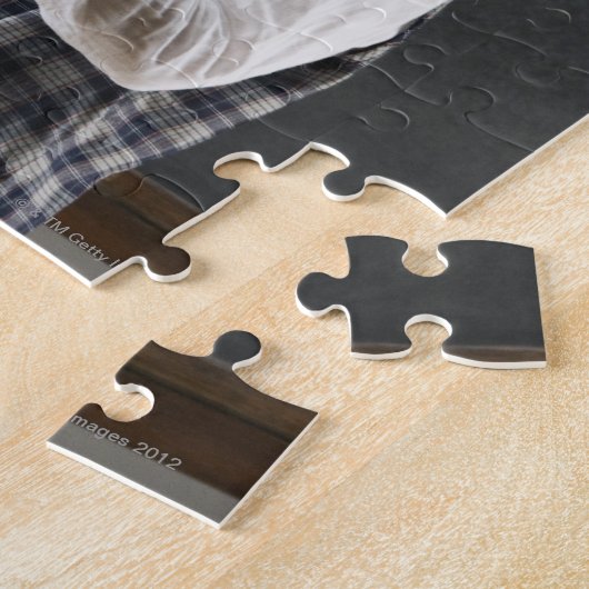 Aziatisch meisje dat naar molecuulmodel kijkt legpuzzel (Zijkant)