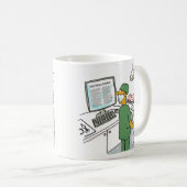 Aziatische chirurg controleert instructies vóór de koffiemok (Voorkant rechts)