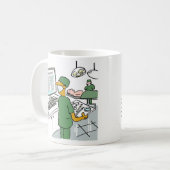 Aziatische chirurg controleert instructies vóór de koffiemok (Voorkant links)