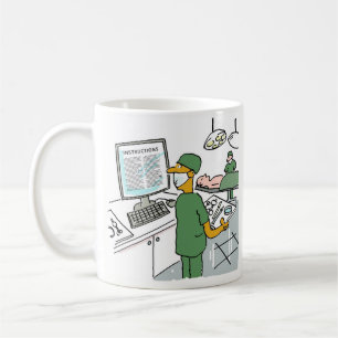 Aziatische chirurg controleert instructies vóór de koffiemok