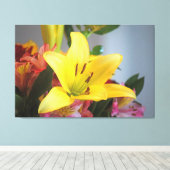 Aziatische gele lelie verpakte canvas kunst (Insitu (Houten vloer))