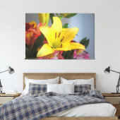 Aziatische gele lelie verpakte canvas kunst (Insitu (Slaapkamer))