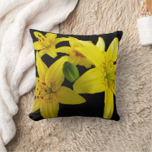 Aziatische lelies op zwart