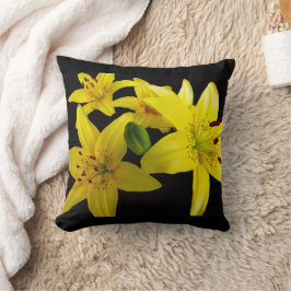 Aziatische lelies op zwart kussen