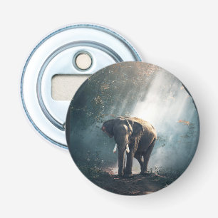 Aziatische olifant in een Sunlit Forest Clearing Button Flesopener