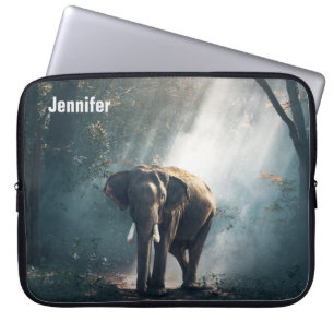 Aziatische olifant in een Sunlit Forest Clearing Laptop Sleeve