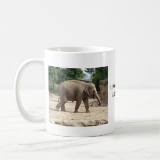 Aziatische olifant loopt op zand Mok of glas