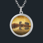 Aziatische olifanten in Thailand onder een gloeien Zilver Vergulden Ketting<br><div class="desc">Mooie foto van een groep aziatische olifanten,  genomen in Thailand onder de zon. De verlichting op deze foto creëer een  retro stemming.</div>