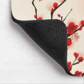 Aziatische stijlschilderende pruimelbloesem in het muismat (Hoek)