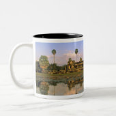 Azië, Cambodja, Siem Reap. Angkor Wat. 2 Tweekleurige Koffiemok (Links)