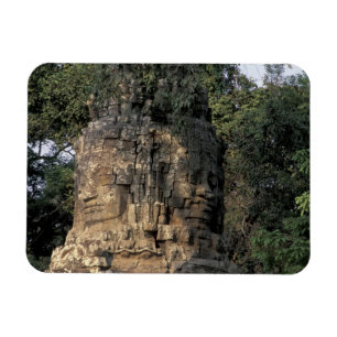 Azië, Cambodja, Siem Reap. Enorme stenen sculpture Magneet