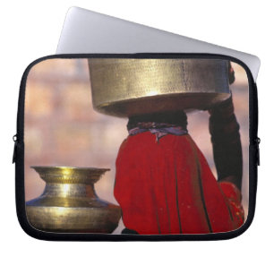 Azië, India, Rajasthan. Een lokale vrouw in een ro Laptop Sleeve