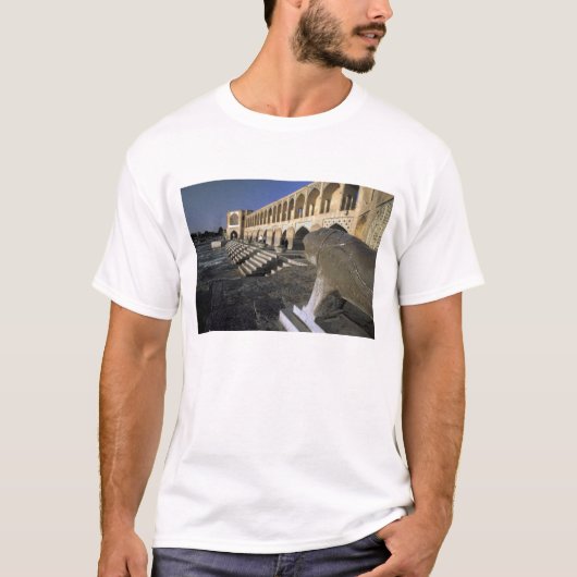 Azië, Iran, Isfahan. Pol-e Khaju Bridge. T-shirt (Voorkant)