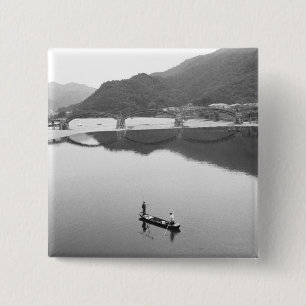 Azië, Japan, Iwakuni. Vissers en historische 2 Vierkante Button 5,1 Cm