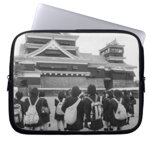 Azië, Japan, Kumamoto. Schoolkinderen bij Laptop Sleeve