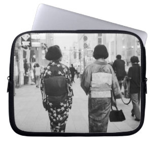 Azië, Japan, Tokio. Geisha's op de Ginza. Laptop Sleeve