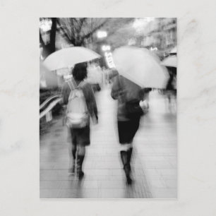 Azië, Japan, Tokio. Jonge vrouwen en paraplu's. Briefkaart