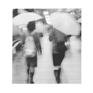 Azië, Japan, Tokio. Jonge vrouwen en paraplu's. Notitieblok