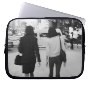 Azië, Japan, Tokio. Jonge vrouwen op de Ginza. Laptop Sleeve