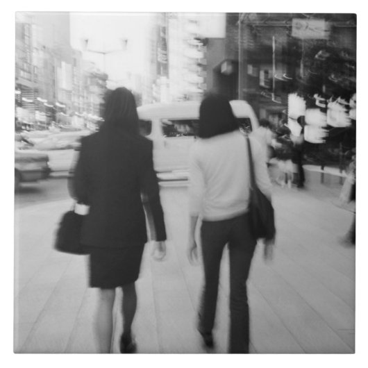 Azië, Japan, Tokio. Jonge vrouwen op de Ginza. Tegeltje (Voorkant)