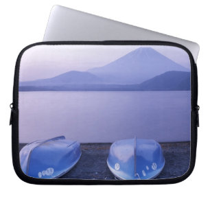 Azië, Japan, Yamanashi, Roeiboten op het Motosu-me Laptop Sleeve