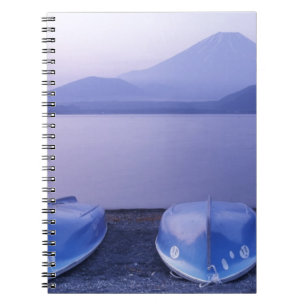 Azië, Japan, Yamanashi, Roeiboten op het Motosu-me Notitieboek