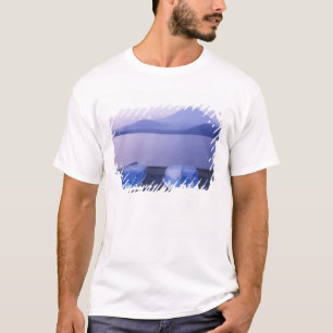 Azië, Japan, Yamanashi, Roeiboten op het Motosu-me T-shirt