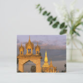 Azië, Laos, Vientiane. Dat Luang-tempel. Briefkaart (Staand voorkant)
