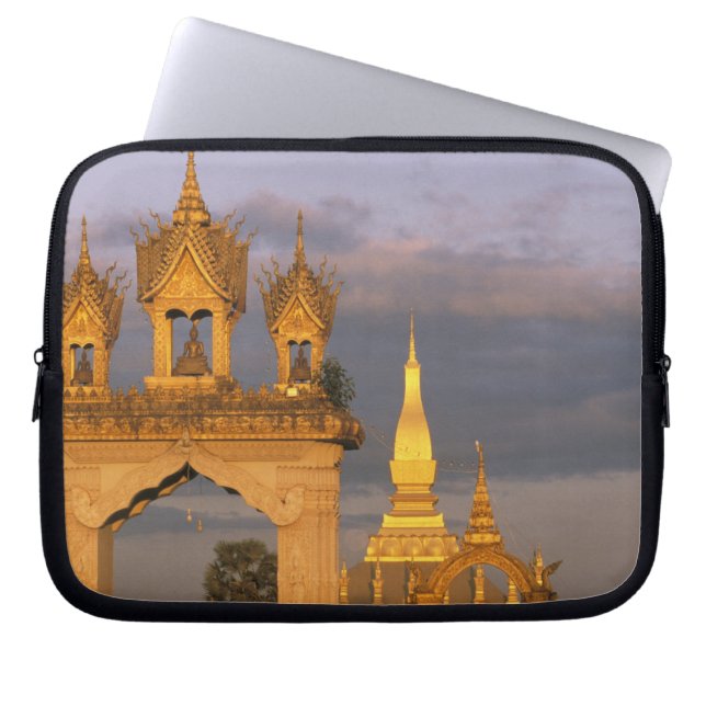 Azië, Laos, Vientiane. Dat Luang tempel. Laptop Sleeve (Voorkant)