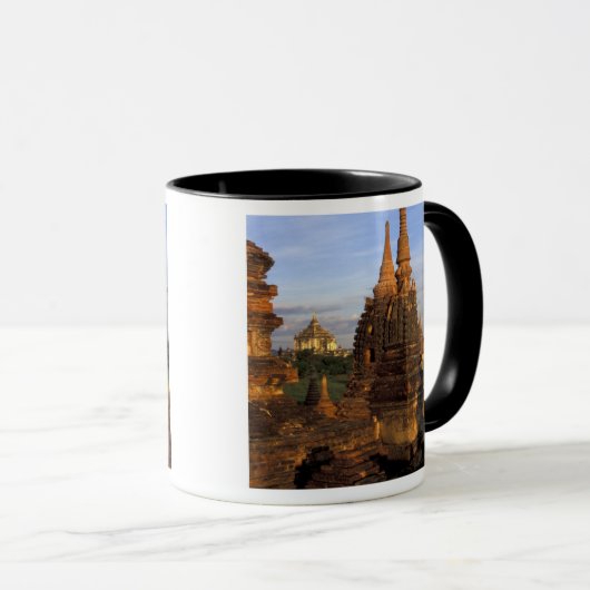 Azië, Myanmar, Bagan. Oudere tempels en Mok (Voorkant rechts)