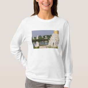 Azië, Myanmar (Birma), Mandalay. Een boeddhist T-shirt