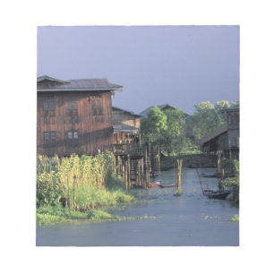 Azië, Myanmar, Inle Lake. Een drijvend dorp op Notitieblok