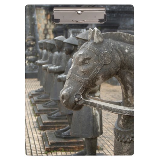 Azië, Vietnam. Cellen en standbeelden van paarden Klembord (Voorkant)