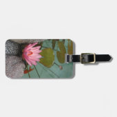 Azië, Vietnam. Waterlelie in een tempelvijver Bagagelabel (Voorkant horizontaal)