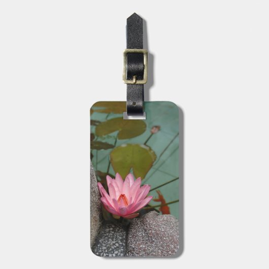 Azië, Vietnam. Waterlelie in een tempelvijver Bagagelabel (Voorkant verticaal)
