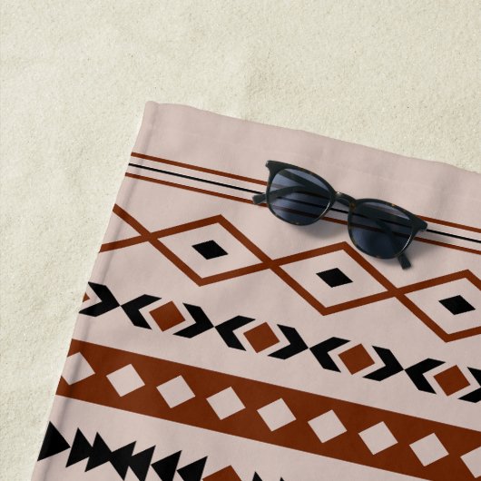 Aztec Black Browns Taupe Mixed Motifs Patroon Strandlaken (In situ)