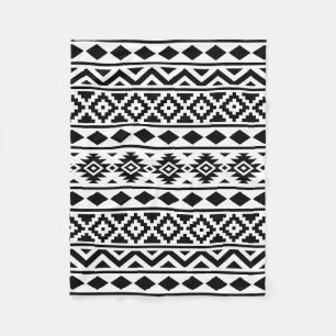 Aztec Essence Pattern III Black op White Fleece Deken