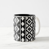 Aztec Essence Verticale Ptn III White op zwart Tweekleurige Koffiemok (Voorkant rechts)