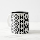 Aztec Essence Verticale Ptn III White op zwart Tweekleurige Koffiemok (Voorkant links)