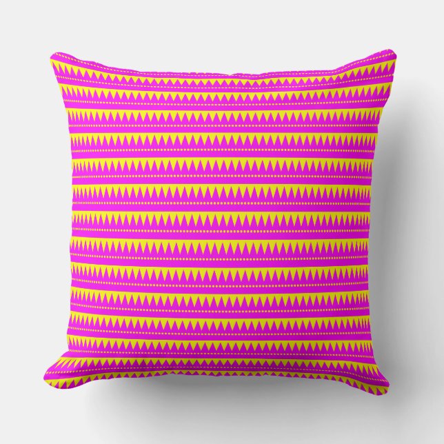 Aztec Mountains - Magenta met geel Kussen (Voorkant)