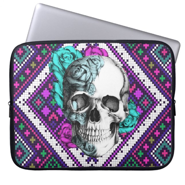 Aztec Roos scheef op pixelpatroon laptophoes. Laptop Sleeve (Voorkant)