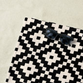 Aztec stijl blok print zwart + crème patroon strandlaken (In situ)