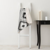 Aztec stijl motief groot patroon zwart wit grijs sherpa deken (In situ)