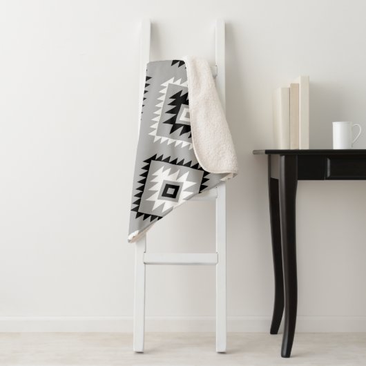 Aztec stijl motief groot patroon zwart wit grijs sherpa deken (In situ)