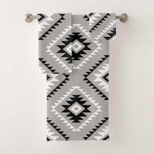 Aztec Style Motif Big Pattern Black White Grey Bad Handdoek (Insitu)