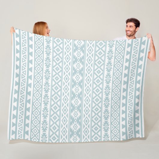 Aztec stylized Pattern Duck Egg Blue & White Fleece Deken (In situ)